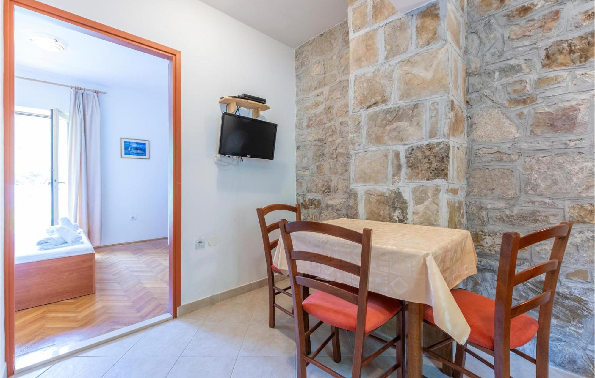 Awesome Apartment In Svinisce With Kitchenette ภายนอก รูปภาพ