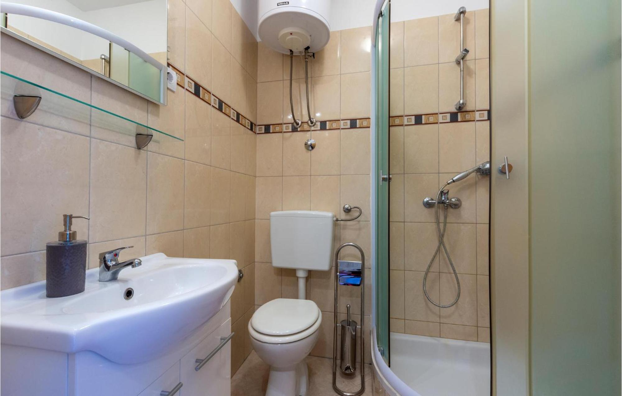 Awesome Apartment In Svinisce With Kitchenette ภายนอก รูปภาพ
