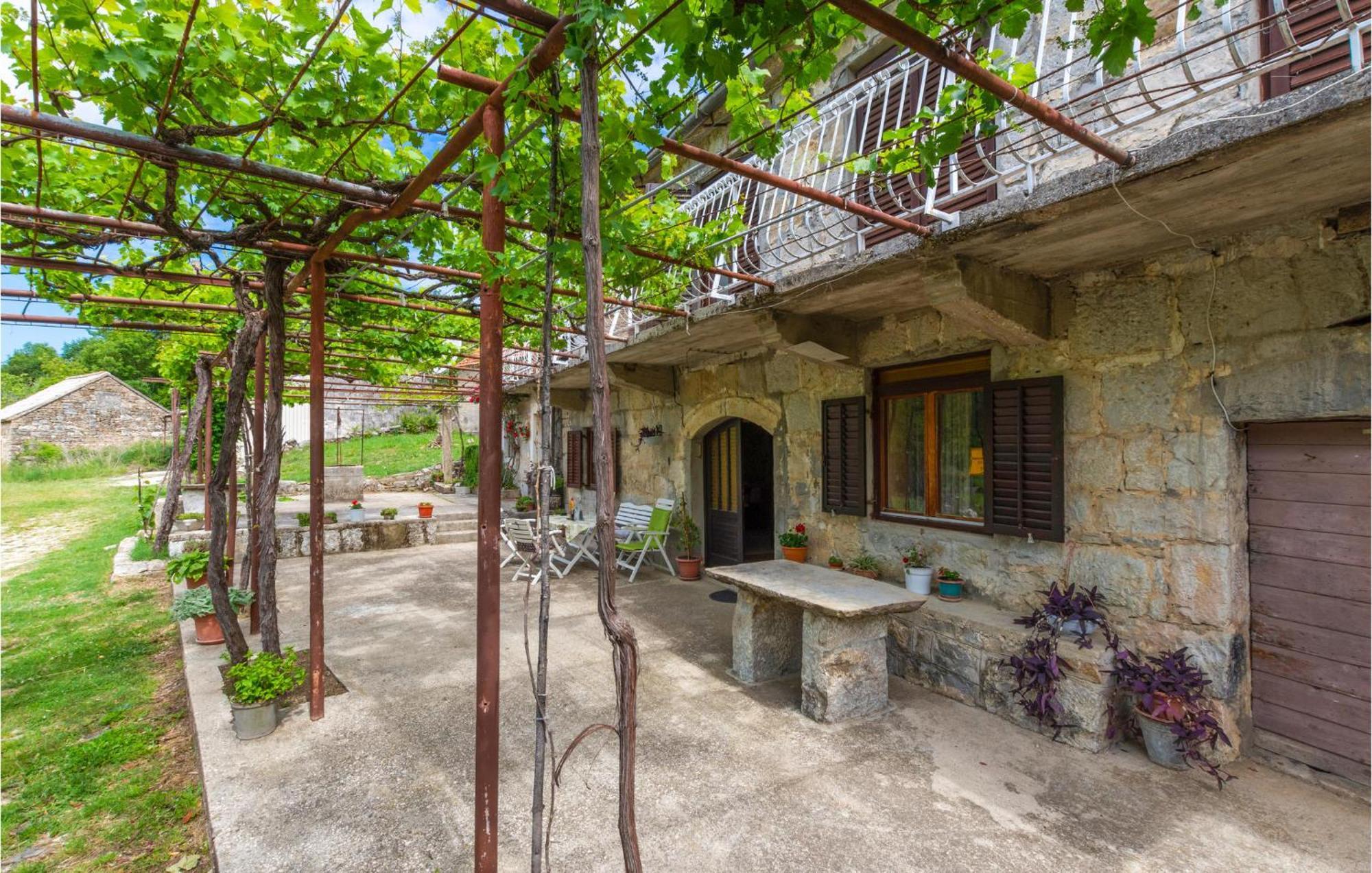 Awesome Apartment In Svinisce With Kitchenette ภายนอก รูปภาพ