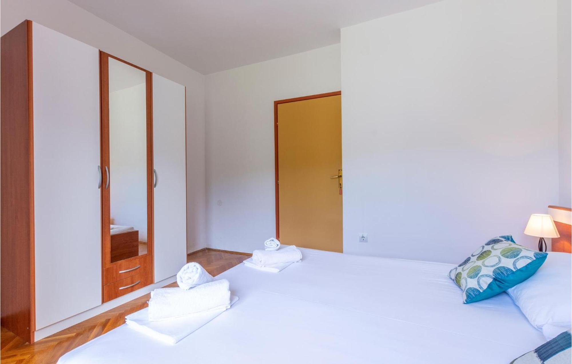 Awesome Apartment In Svinisce With Kitchenette ภายนอก รูปภาพ